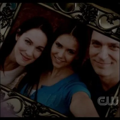 Comment les parents d'Elena sont-ils morts ?