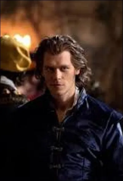 Pourquoi Klaus la pourchasse-t-il ?