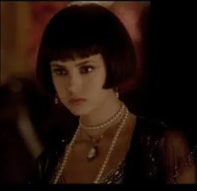 Pendant quel année Katherine espionne-t-elle Stefan ?