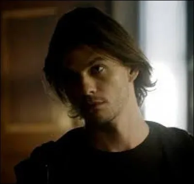 Quel est le nom du jeune homme qui aide Katherine à s'enfuir ?