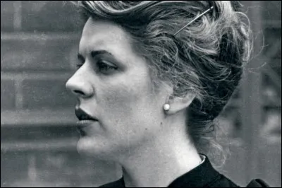 &laquo; L'apr&egrave;s-diner &raquo; est un sketch mythique d'une humoriste bien connue. Une femme qui rentre d'un repas chez des amis, est install&eacute;e dans la voiture et revisite sa soir&eacute;e avec une m&eacute;chancet&eacute; hilarante. Comment s'appelle cette humoriste ?