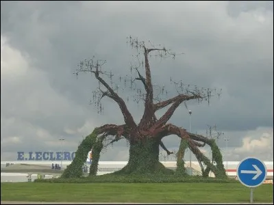 De quel matériau cet "arbre", près du Mans, est-il constitué ?
