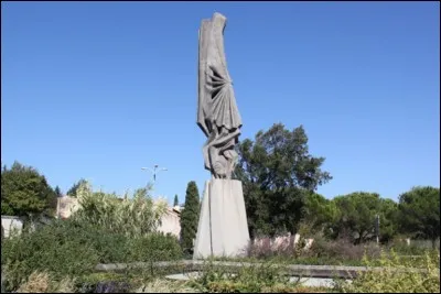 Inutile de vous faire tourner en bourrique autour de ce rond-point, à deviner où il est : à Salon-de-Provence. Mais que représente-t-il, au juste ?
