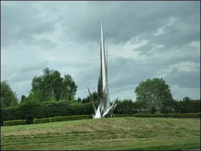 Là aussi, sur l'autoroute entre Chartres et Orléans, ces "machins" doivent bien représenter quelque chose, mais quoi ?