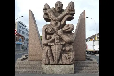 Même à La Courneuve, on donne dans l'art. Qu'est sensée commémorer cette sculpture ?