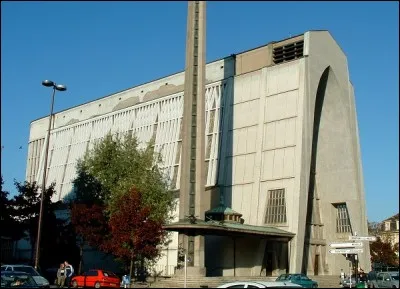 Si vous passez par la Lorraine (Metz), faites une prière pour qu'ils arrêtent de construire des trucs en béton hideux ! Mais quel est celui-ci ?