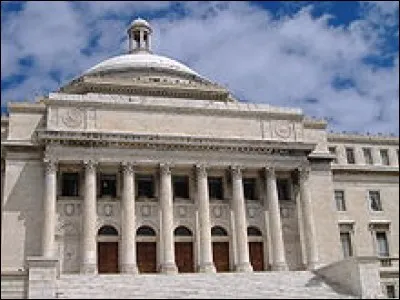 Ma monnaie officielle est le dollar américain et l'une de mes langues officielles est l'espagnol. Qui suis-je ?