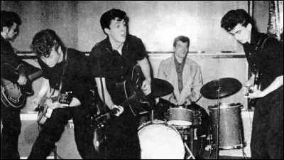 Quel groupe de musique a débuté sa carrière sous le nom « The Quarrymen » ?
