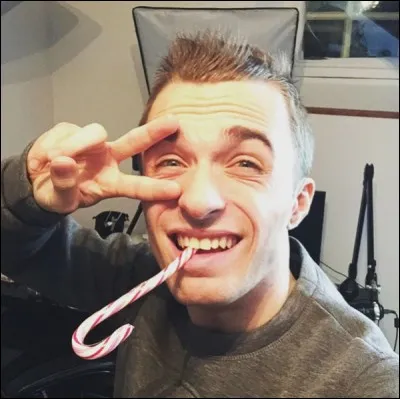 Combien de chaînes suit-il ?