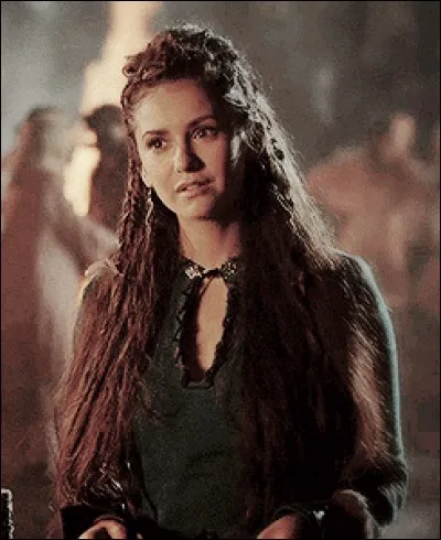 Avant d'être des vampires, Elijah et Klaus étaient amoureux d'une femme. Qui était-ce ?