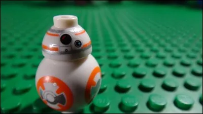 Je suis un droïde blanc et orange. Qui suis-je ?