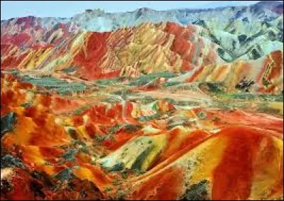 Le relief "Danxia" est un paysage unique avec ses couleurs surréalistes. Dans quel pays se situe-t-il ?