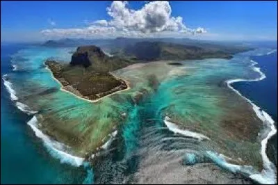 Cette illusion semble former une cascade d'eau, mais en réalité, c'est une chute de sable. Dans quel pays se situe-t-elle ?