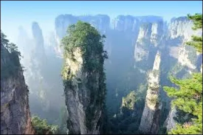 Les monts "Tianzi de Zhangjiajie" sont un regroupement de fines montagnes aussi appelées "montagnes étranges".
Dans quel pays se situent-ils ?