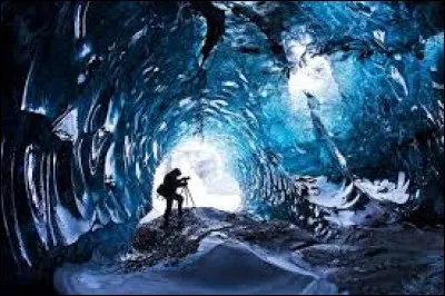 Parfois appelées "grottes de cristal", les "grottes de glace" de Vatnajökull sont des merveilles de la nature. Dans quel pays se situent-elles ?