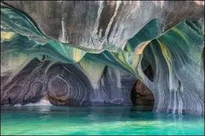 Ces grottes se forment depuis 6 000 ans, les eaux érodent les falaises pour laisser place à des grottes de marbre. Dans quel pays se situent-elles ?