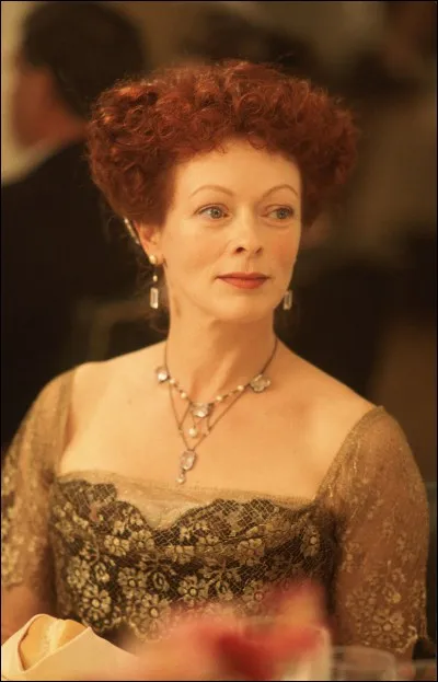 Quelle actrice joue le rôle de Ruth DeWitt Bukater, la mère de Rose ?