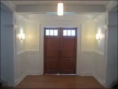 Laquelle de ces pièces d'une maison est généralement située à l'entrée ?