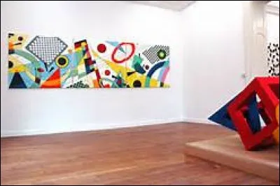 Dans le domaine de l'art contemporain, que désigne une pièce ?