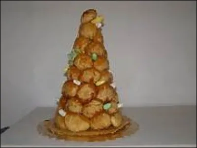Comment s'appelle le pâtisserie de grande taille servie généralement à la fin d'un mariage ?