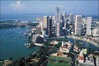 Comment s'appelle le détroit maritime qui se termine à Singapour et qui est la principale route maritime pour relier l'océan Indien à l'océan Pacifique ?
