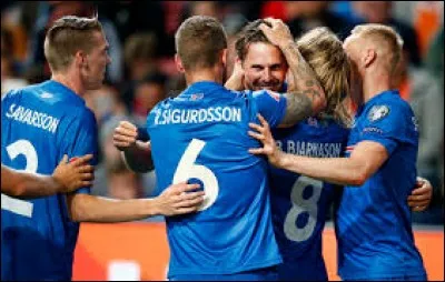 Quelle équipe a été éliminée par les surprenants islandais en 8es de finale de l'Euro?