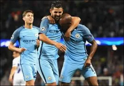 Quel défenseur, ayant signé à Manchester City cet été, est devenu le plus cher défenseur de l'histoire ?