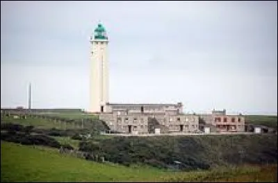 Nous partons à la découverte du Phare d'Antifer, à La Poterie-Cap-d'Antifer. Commune Seinomarine, elle se situe dans l'ancienne région ...