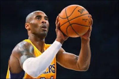 Contre quelle équipe Kobe Bryant a-t-il établi son meilleur score personnel, avec 81 points marqués ?
