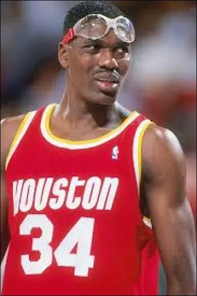 Combien de records détient Hakeem Olajuwon au sein de la franchise des Houston Rockets ?