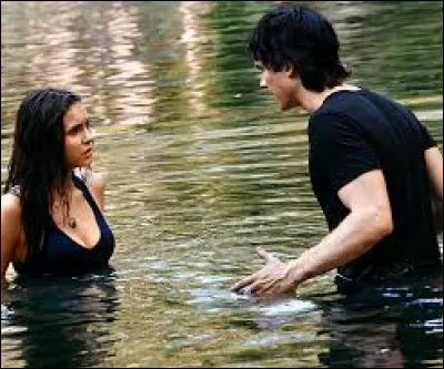 Pourquoi Damon pousse-t-il Elena dans l'eau ? Qui l'a prévenu ?