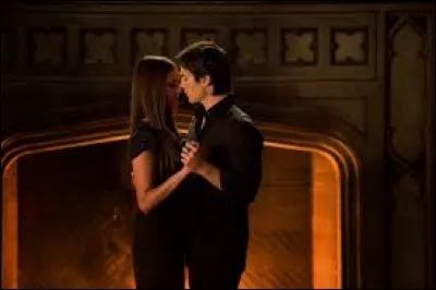 Que font Elena et Damon dans cette scène ?