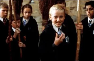 Que tient Drago dans sa main ?