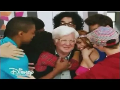 Quelle mauvaise nouvelle les élèves reçoivent-ils pour qu'ils annulent leur tournée ?