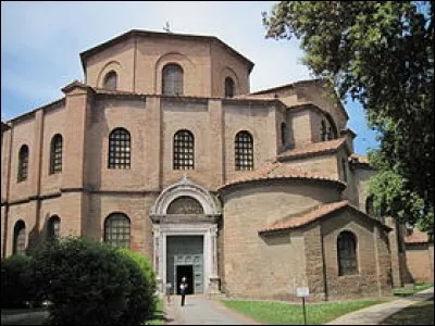 Quelle est cette basilique qui deviendra une des références en terme de plan centré ?
