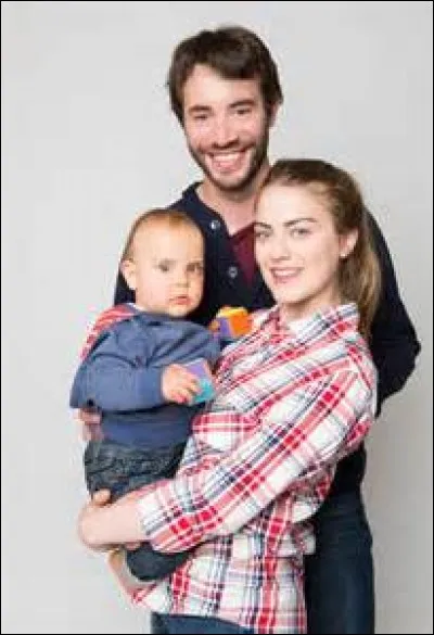 Et pour finir, comment se nomme le petit garçon avec ses parents ?