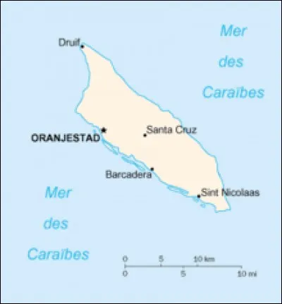 Je suis une île des Caraïbes, ma capitale est Oranjestad et le papiamento est une de mes langues officielles. Que suis-je ?