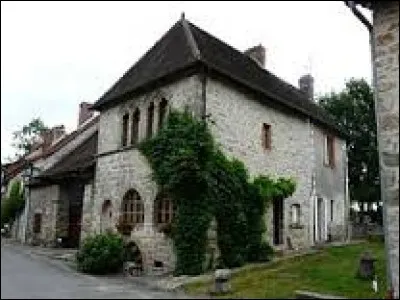 Nous sommes devant la Maison des Anglais, au Chalard. C'est dans ce village limousin que m'attend Gerardo2. Pour pouvoir lui déposer sa lettre, je dois me rendre dans le département ...