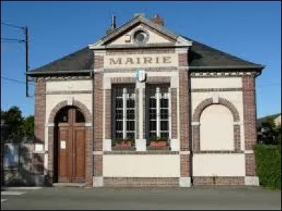 Emilierouge m'attend devant la mairie de Rueil-la-Gadelière. Je dois me rendre dans le Centre, dans le département ...