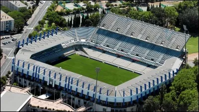 Quel club joue dans ce stade un peu spécial ?