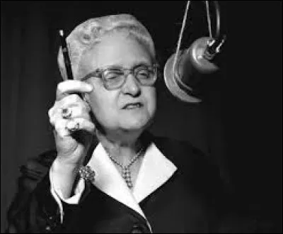 Dans les années 50-60 Geneviève Tabouis animait sur Radio Luxembourg une chronique politique appelée "Les dernières nouvelles de demain". Par quelle phrase débutait-elle ses interventions, la plupart du temps ?