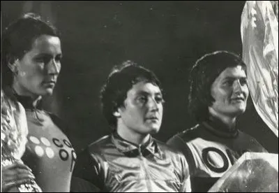 Geneviève Gambillon (au centre sur la photo) est une sportive plusieurs fois championne de France dans les années 70. Dans quel sport s'est-elle illustrée ?