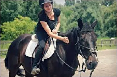 Dans une vidéo, Wendy tombe de Jewel sur :