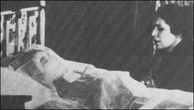 Où l'impératrice est-elle assassinée en 1898 ?