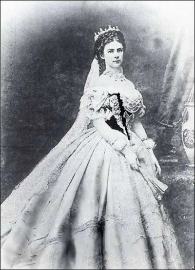 Elisabeth d'Autriche sera nommée reine d'un pays ; lequel ?