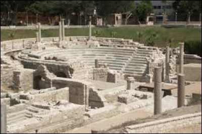 Dans quelle ville égyptienne ce théâtre romain repose-t-il ?