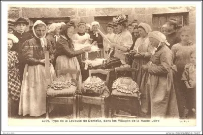 Comment s'appelait la personne qui enseignait la dentelle et la religion dans les villages ?