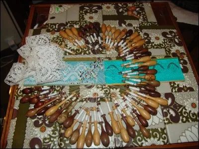 Pourquoi le modèle est-il de couleur bleue ?