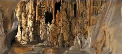 Quuelle est la distance séparant la grotte d'Isturitz et celle d'Oxocelhaya à Saint-Martin d'Arberoue ?