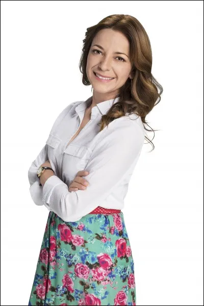 Comment s'appelle la mère adoptive de la première ?